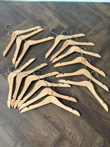15 houten kinderkleding hangers / kledinghaken beschikbaar voor biedingen