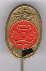 DOS D.O.S. rood op koper voetbalclub speldje ( Z_015 ), Verzamelen, Speldjes, Pins en Buttons, Verzenden, Zo goed als nieuw, Sport