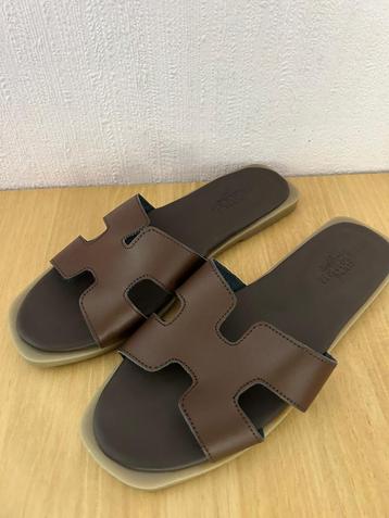 Hermes Slippers - Stijlvol en Comfortabel beschikbaar voor biedingen