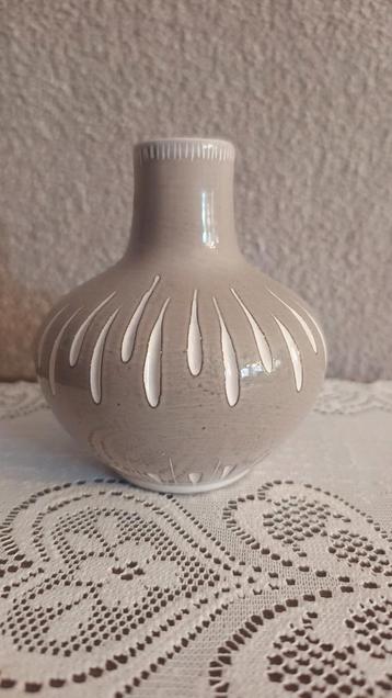 Prachtig vintage vaasje in taupe met beige beschikbaar voor biedingen