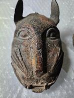 2 bronzen maskers van Benin, Ophalen