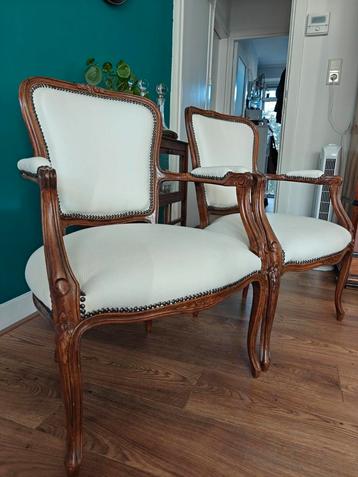 Twee witte Queen Anne fauteuils. Zo goed als nieuw! beschikbaar voor biedingen