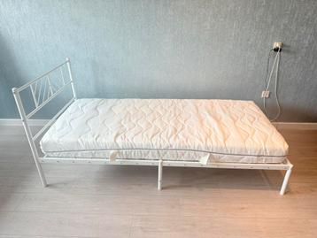 Eenpersoonsbed (bijna nieuw) inclusief matras beschikbaar voor biedingen
