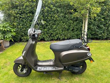 AGM VX50. Mat titanium. Geel kenteken beschikbaar voor biedingen