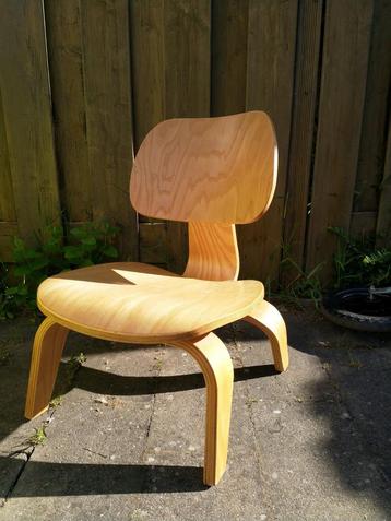 Eames chair  beschikbaar voor biedingen