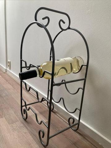 Elegant metalen wijnrek voor 6 flessen, gecoat beschikbaar voor biedingen