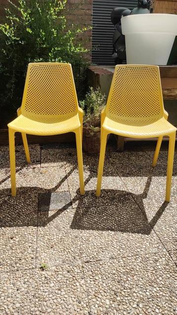 2 Gele Tuinstoelen - Stapelbaar - Kunststof beschikbaar voor biedingen