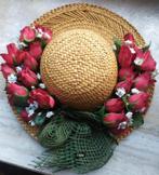 Poppenhoedje van stro met bloemen, Verzamelen, Poppen, Ophalen of Verzenden, Zo goed als nieuw, Accessoires