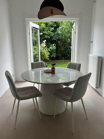 4 prachtige bouclé eetkamer stoelen!