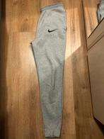 Nike broek (S) Grijs Origineel, Kleding | Heren, Broeken en Pantalons, Nike, Ophalen of Verzenden, Zo goed als nieuw, Grijs