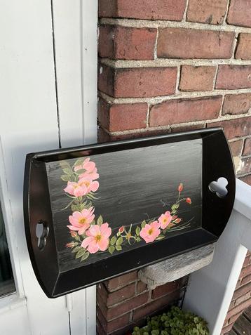 Mooi, zwart handgeschilderd houten dienblad met duinroosjes beschikbaar voor biedingen