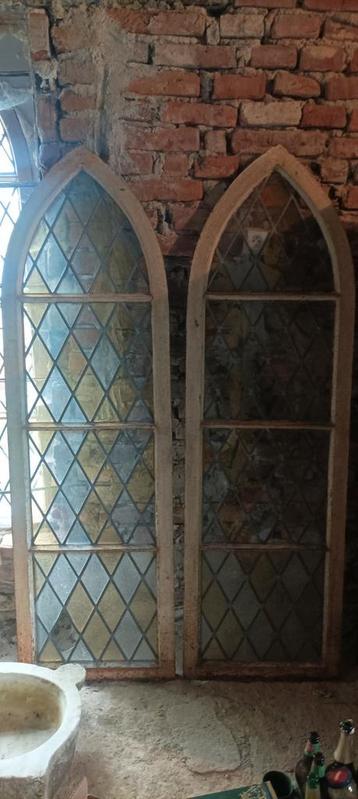 Gebogen kathedraal Tsjechisch Tudor-stijl glas-in-lood raam beschikbaar voor biedingen