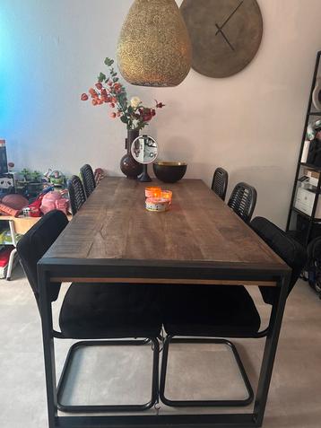Stoere mangohouten eettafel met stalen frame beschikbaar voor biedingen