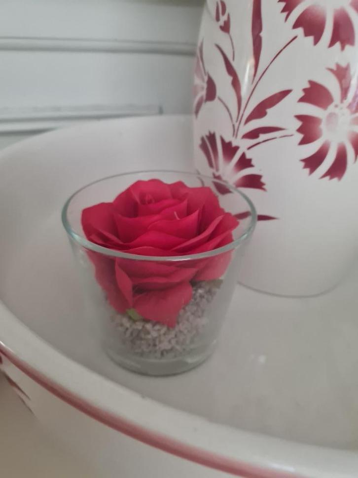 Zijden roos in glas, Huis en Inrichting, Woonaccessoires | Kunstplanten en Kunstbloemen, Zo goed als nieuw, Binnen, Ophalen of Verzenden