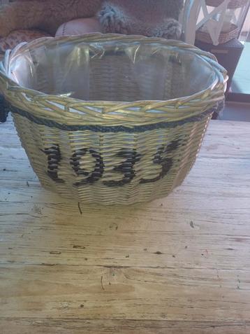 Rotan Bloembak met Jaartal beschikbaar voor biedingen