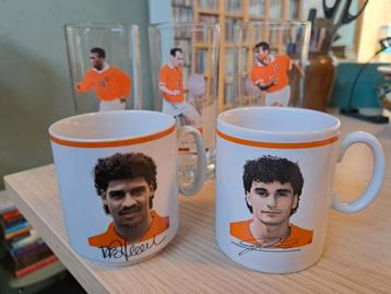 Drie glazen & twee mokken - Oranje Nederlands elftal beschikbaar voor biedingen