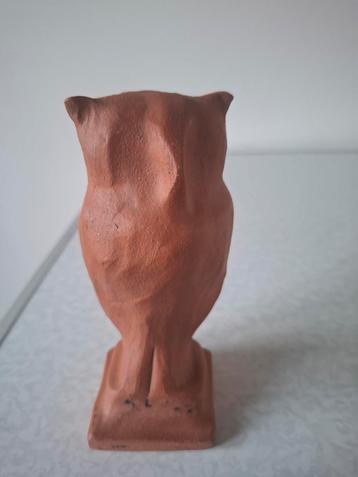 Terracotta beeldje van uil. beschikbaar voor biedingen