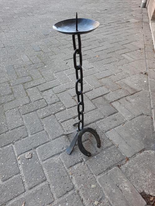 Kandelaar van metaal ketting op hoefijzers, Huis en Inrichting, Woonaccessoires | Kandelaars en Kaarsen, Gebruikt, Kandelaar, 50 tot 75 cm
