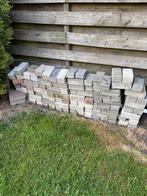 Gratis: +/- 80 betonklinkers. Diverse diktes., Tuin en Terras, Tegels en Klinkers, Ophalen, Gebruikt, Klinkers, Minder dan 5 m²