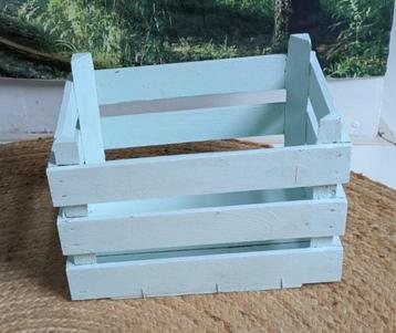 Houten kratje, geschilderd in mintgroen beschikbaar voor biedingen