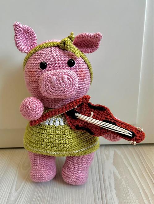 Gehaakt Varkentje Veerle met viool, Hobby en Vrije tijd, Breien en Haken, Nieuw, Haken, Overige typen, Ophalen of Verzenden