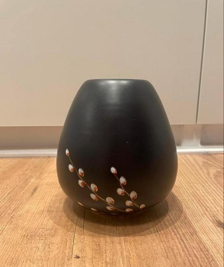 Flora Gouda Vaasje, Lente zwart, jaren 50, japandi, Huis en Inrichting, Woonaccessoires | Vazen, Zo goed als nieuw, Zwart, Minder dan 50 cm