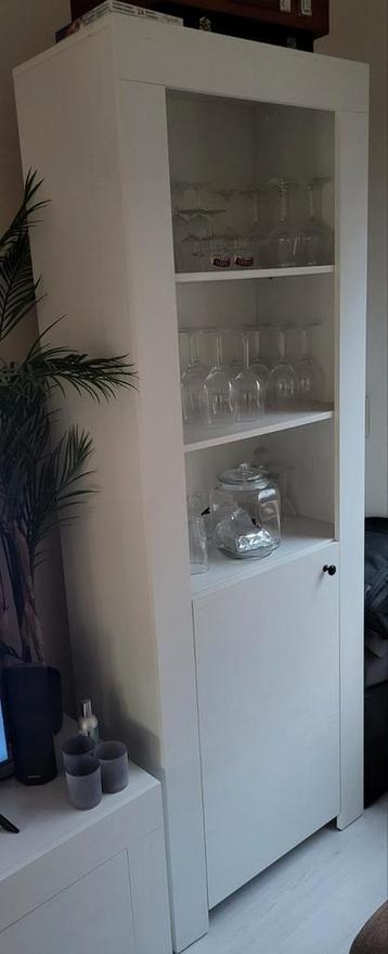 Mooie witte buffetkast/vitrinekast beschikbaar voor biedingen