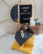 Okergele met zwarte omslagdoek / badcape voor knuffel of pop, Ophalen of Verzenden