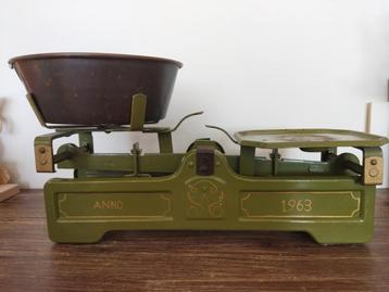 Mooie oude vintage weegschaal beschikbaar voor biedingen