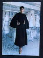 Kaart mode Maria Grazia Chiuri voor Dior, mantel 2018, Verzamelen, Ansichtkaarten | Themakaarten, Ophalen of Verzenden, 1980 tot heden