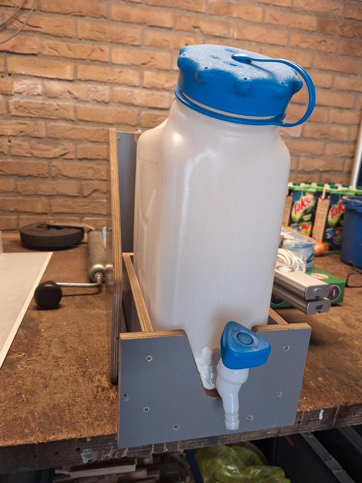 Jerrycan met kraan in uitschuifbare bekisting, Caravans en Kamperen, Kampeeraccessoires, Ophalen