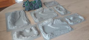 Landschaps reliëfs met berglandschap, meertjes  beschikbaar voor biedingen