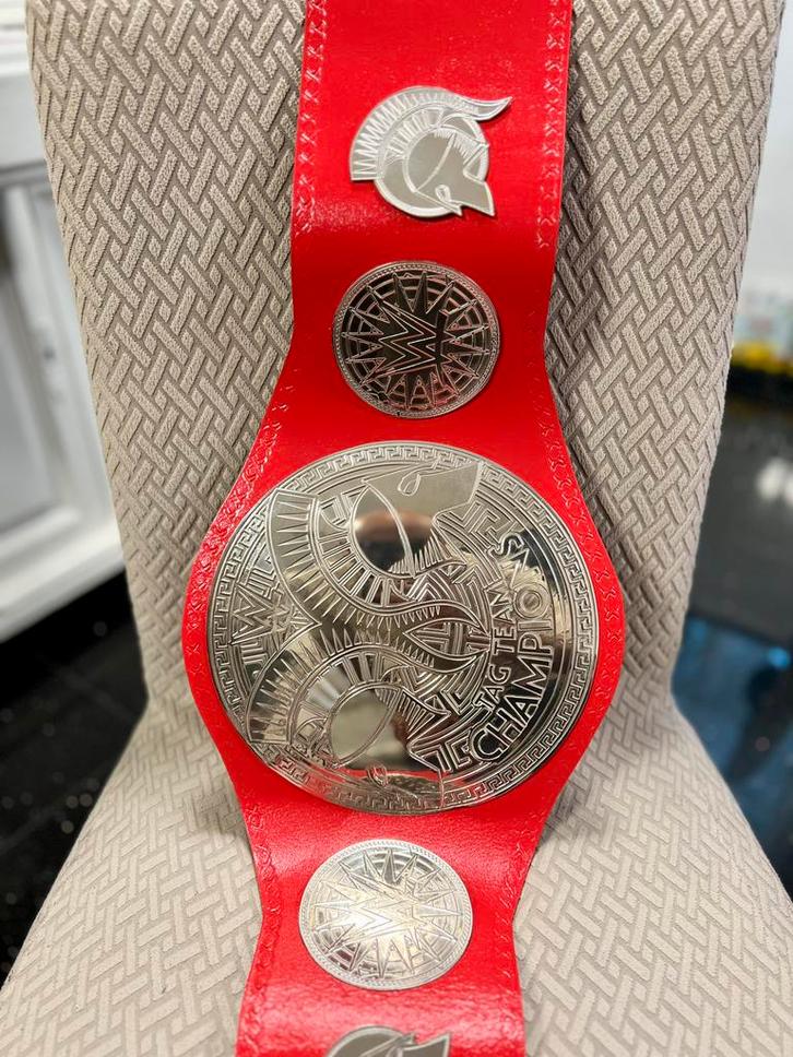 WWE Raw Tag Team Championship Belt Rood Replica, Sport en Fitness, Vechtsporten en Zelfverdediging, Nieuw, Overige, Vechtsportmateriaal