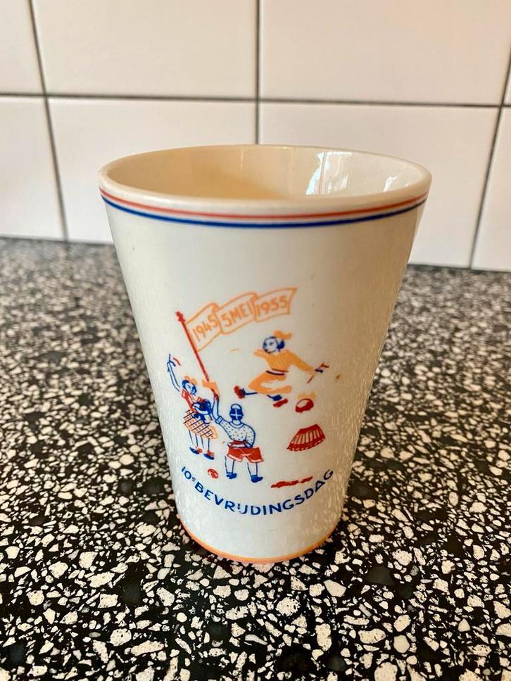 Beker 10e Bevrijdingsdag 5 mei 1955, Antiek en Kunst, Antiek | Keramiek en Aardewerk, Ophalen of Verzenden