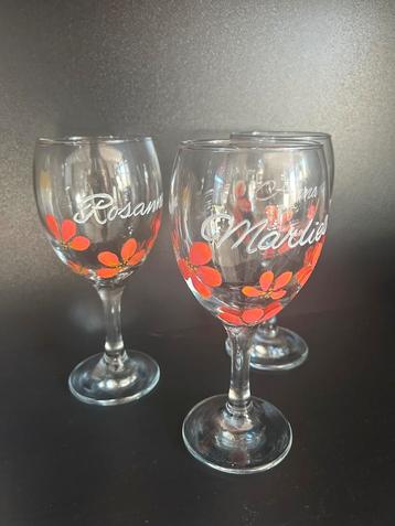 Gepersonaliseerde handbeschilderde glazen met naam & bloemen beschikbaar voor biedingen