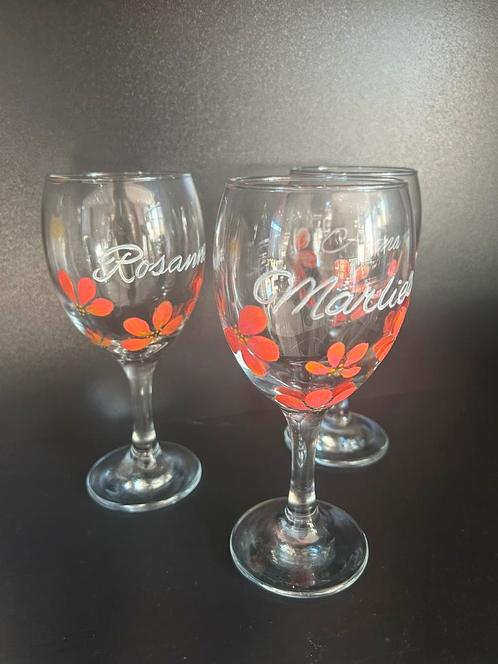 Gepersonaliseerde handbeschilderde glazen met naam & bloemen, Verzamelen, Glas en Borrelglaasjes, Nieuw, Ophalen of Verzenden