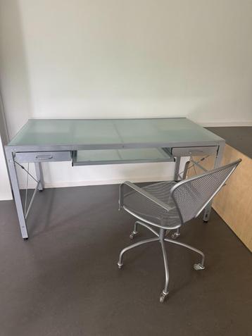 Strak bureau melkwit glas met staal beschikbaar voor biedingen