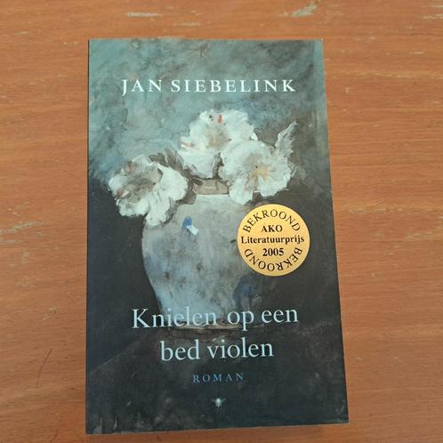 Jan Siebelink - Knielen op een bed violen, Boeken, Literatuur, Gelezen, Nederland, Ophalen of Verzenden