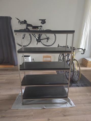 metalen open kast met zwart houten planken. beschikbaar voor biedingen