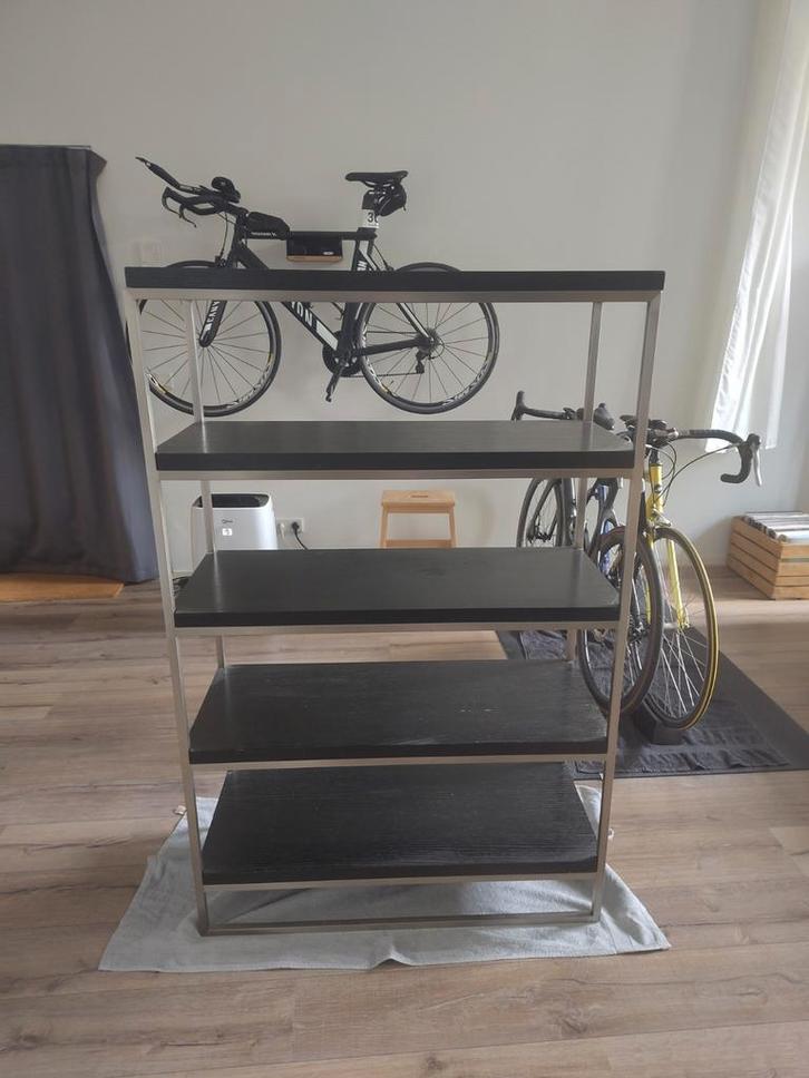 metalen open kast met zwart houten planken., Huis en Inrichting, Kasten | Boekenkasten, Gebruikt, 50 tot 100 cm, 100 tot 150 cm