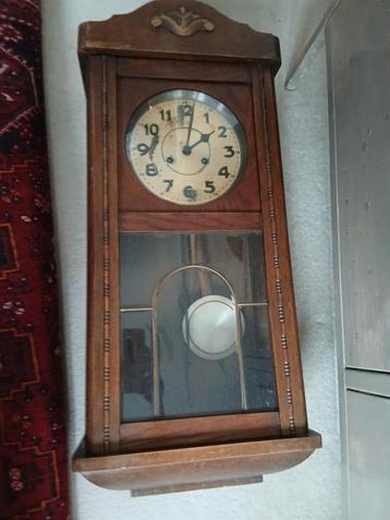 2 Antieke Wandklok met Slinger beschikbaar voor biedingen
