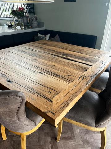 Oud hout tafel 160x160 met poot voor 8 pers. beschikbaar voor biedingen