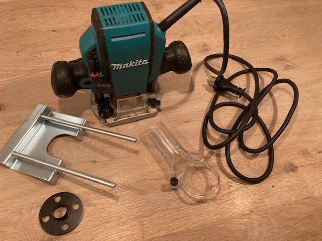 Makita bovenfrees RP0900, vinger frezen en kopieerring 18mm, Doe-het-zelf en Verbouw, Gereedschap | Freesmachines, Zo goed als nieuw