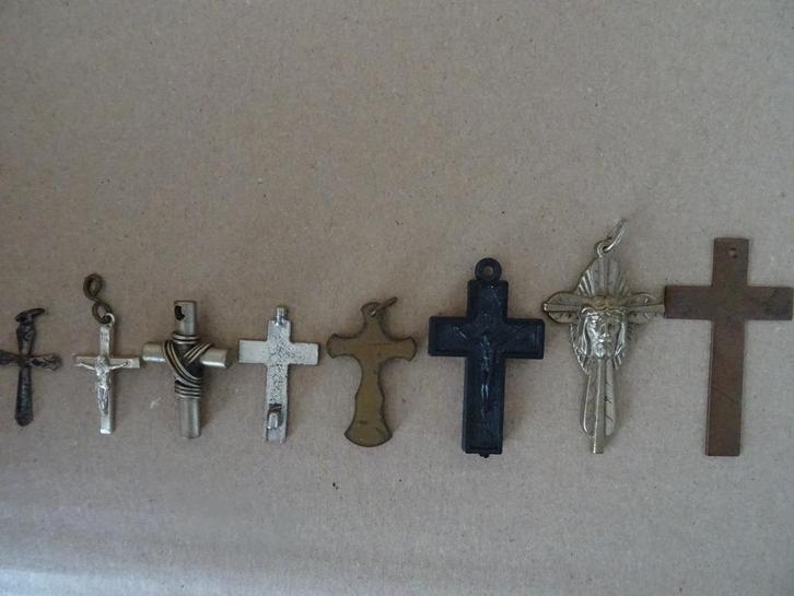 Kruis kruisje kruisbeeld medaillon hanger 9 euro per stuk, Verzamelen, Religie, Gebruikt, Christendom | Katholiek, Sieraad, Ophalen of Verzenden