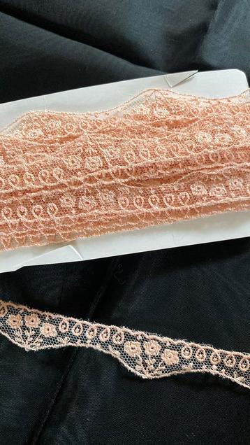 Kant met bloemetjes (128) beschikbaar voor biedingen