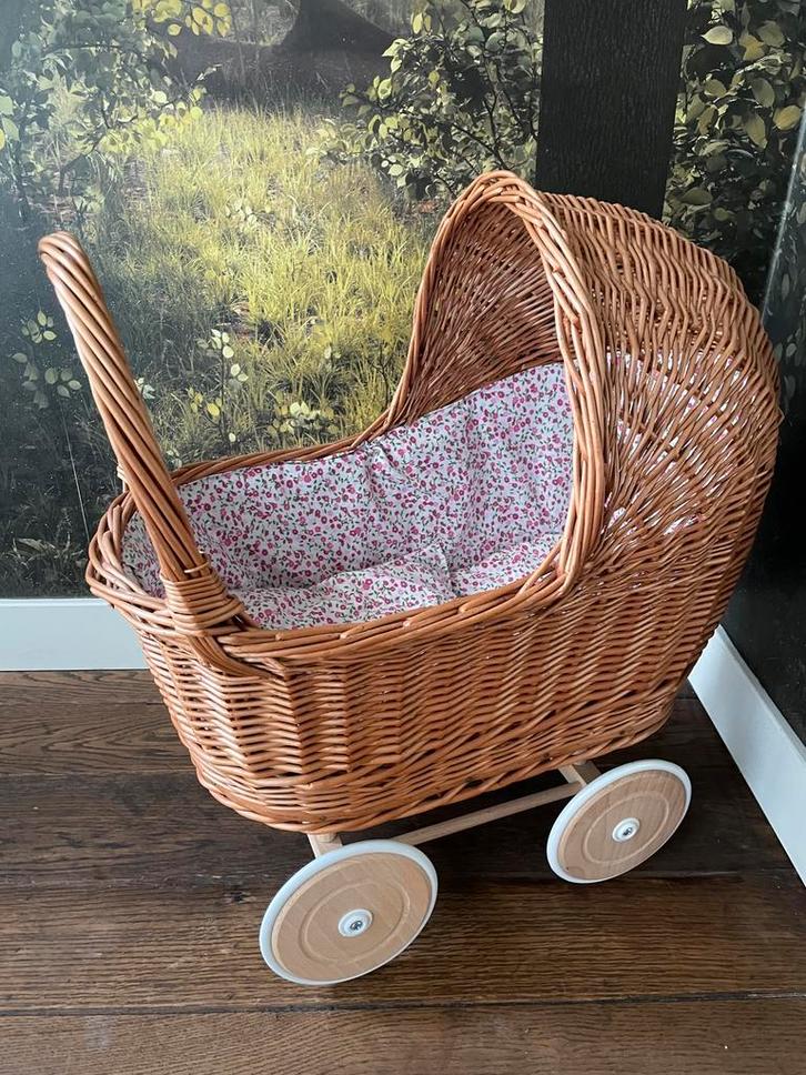 Rieten poppenwagen met rieten kap en bloemetjes bekleding, Kinderen en Baby's, Speelgoed | Poppen, Nieuw, Babypop, Ophalen of Verzenden