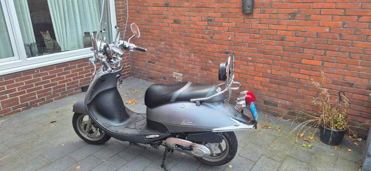 sym allo, Fietsen en Brommers, Snorfietsen en Snorscooters, Zo goed als nieuw, SYM, Benzine, Ophalen