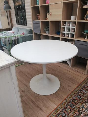 Te koop witte eetkamertafel beschikbaar voor biedingen