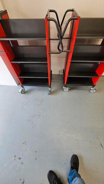 Twee rode metalen trolley's beschikbaar voor biedingen