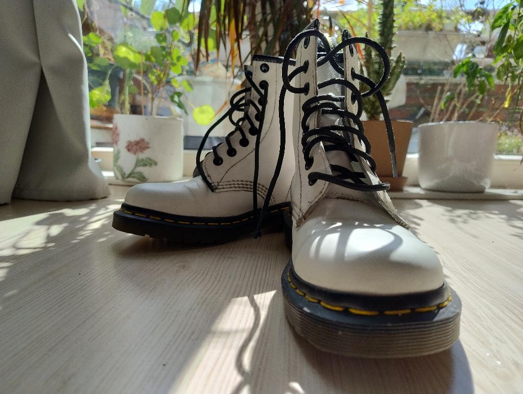 Leuke Witte doc Martens voor de zomer!, Wit, Lage of Enkellaarzen, Ophalen of Verzenden, Dr. Martens